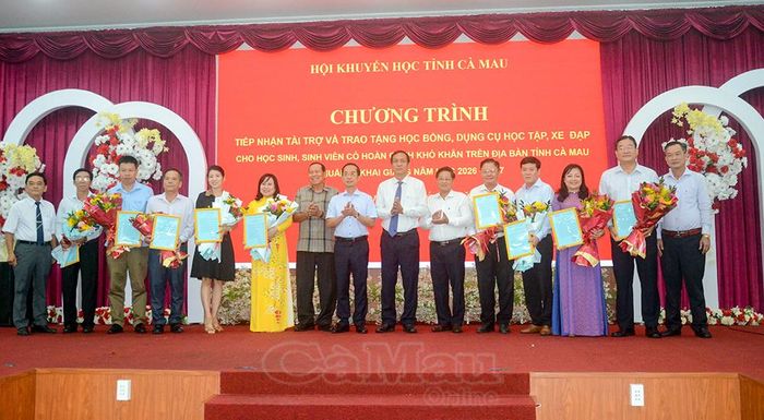 Lãnh đạo Tỉnh uỷ, HĐND, Uỷ ban MTTQ Việt Nam tỉnh và Hội Khuyến học tỉnh trao hoa cảm ơn các đơn vị, doanh nghiệp, tổ chức, cá nhân đã quan tâm, chia sẻ, đóng góp nguồn lực chăm lo cho học sinh, sinh viên có hoàn cảnh khó khăn.