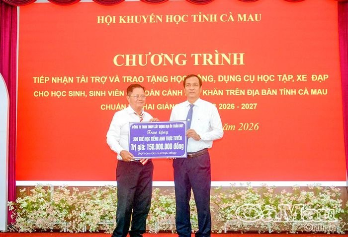 Mạnh thường quân trao bảng tượng trưng tặng 300 suất học tiếng Anh trực tuyến, trị giá 150 triệu đồng.