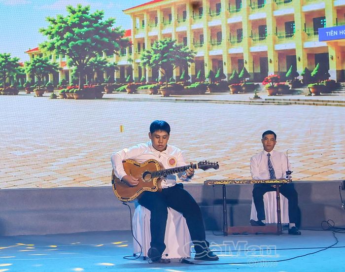 Em Lê Huỳnh Đạt, đến từ Trường THPT Nguyễn Thị Minh Khai, xã Phú Tân, dự thi độc tấu guitar phím lõm.