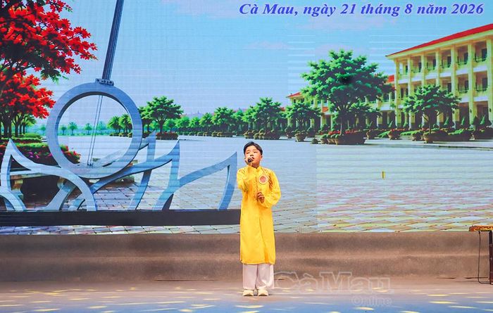  Em Lưu Gia Bảo, đến từ Trường THCS Bông Văn Dĩa, Xã Phan Ngọc Hiển, dự thi với tiết mục vọng cổ “Thăm mẹ quê hương”.