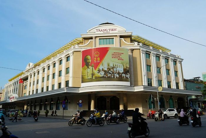 Hình ảnh Chủ tịch Hồ Chí Minh kính yêu đọc Tuyên ngôn Độc lập ngày 2/9/1945 được trình chiếu trên màn hình LED giữa lòng thủ đô, gợi nhớ khoảnh khắc lịch sử thiêng liêng và niềm tự hào của dân tộc.