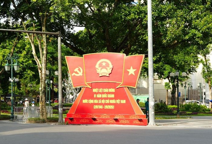 Tấm pano đỏ thắm nổi bật tại góc phố Phan Chu Trinh – Hai Bà Trưng, trở thành điểm nhấn ấn tượng cho không gian đô thị hướng về ngày lễ lớn.
