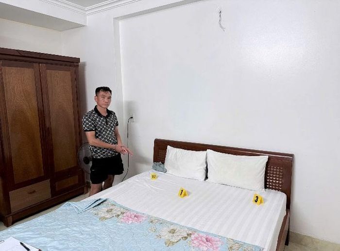 Hình ảnh đối tượng Phạm Trọng Anh thực nghiệm hiện trường. Ảnh: CA tỉnh Quảng Ninh.↵