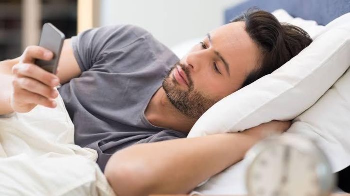 Dùng điện thoại sớm có thể khiến mắt nhanh khô, mỏi. Ảnh minh họa