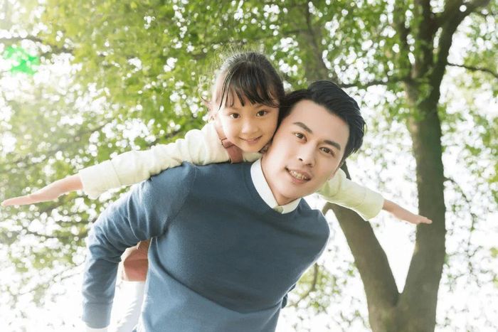 Những món quà thầy tặng con khiến người cha không khỏi nghi ngờ. Ảnh minh họa