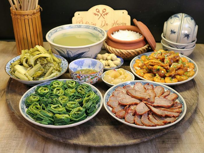 Khẩu phần cơm nên được cân đối cùng rau xanh và các nhóm thực phẩm khác trong bữa ăn.(Nguồn: Internet)