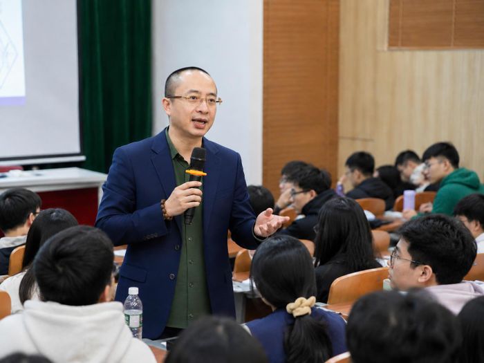 Ông Nguyễn Phan Huy Khôi trong một buổi trao đổi, chia sẻ cùng sinh viên. Ảnh: NVCC