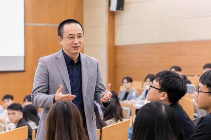 Ông Nguyễn Phan Huy Khôi trong các hoạt động giảng dạy, trao đổi chuyên môn và cập nhật tri thức trong bối cảnh chuyển đổi số. Ảnh: NVCC