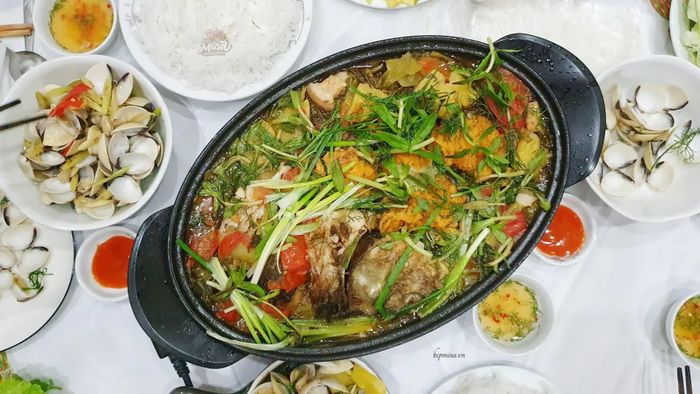 Cá chép có thể chế biến thành nhiều món như cá hấp, cá kho, cá om dưa cho đến cháo cá