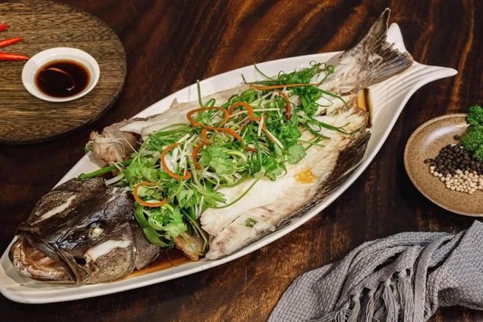 Cá chẽm có phần thịt trắng, mềm, vị ngọt và tương đối ít xương nhỏ