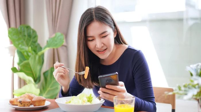  Vừa ăn vừa lướt điện thoại cũng là thói quen nên bỏ 