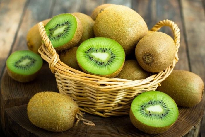 Kiwi chứa khoảng 30mg canxi trên 100g
