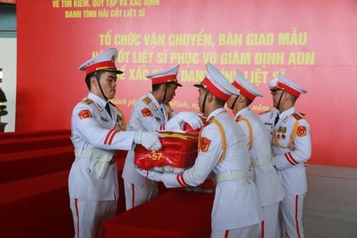 Các thùng đựng mẫu hài cốt được phủ Quốc kỳ trang nghiêm