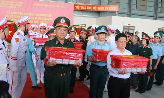 Lãnh đạo UBND TPHCM và Quân khu 7 di chuyển mẫu hài cốt các anh hùng liệt sĩ đi giám định ADN
