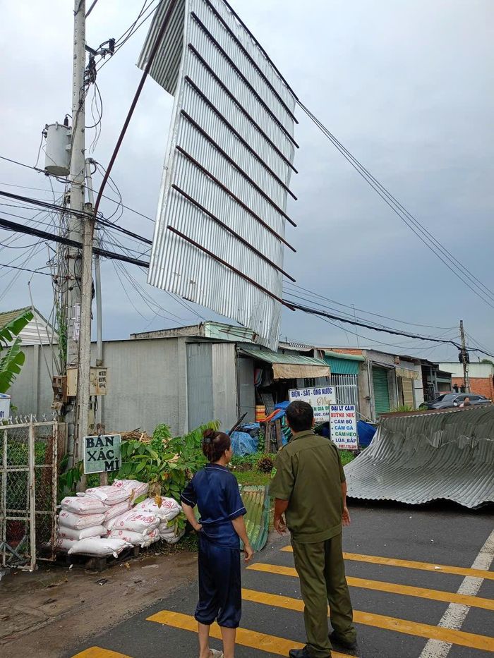 Giông lốc làm sập 1 căn nhà, tốc mái nhiều nhà dân