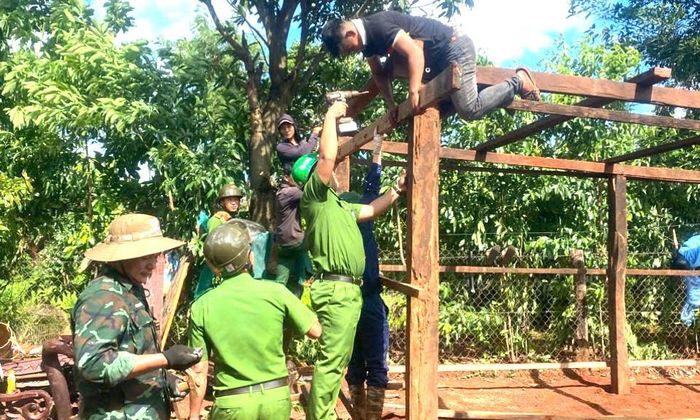 Hỗ trợ người dân lợp lại nhà bị tốc mái