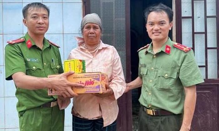 Hỗ trợ nhu yếu phẩm cho những hộ dân khó khăn có nhà bị tốc mái.