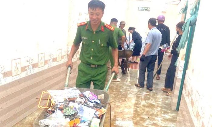 Sau khi cơn lốc đi qua, Công an xã cùng các lực lượng khác trên địa bàn giúp dân dọn dẹp nhà.