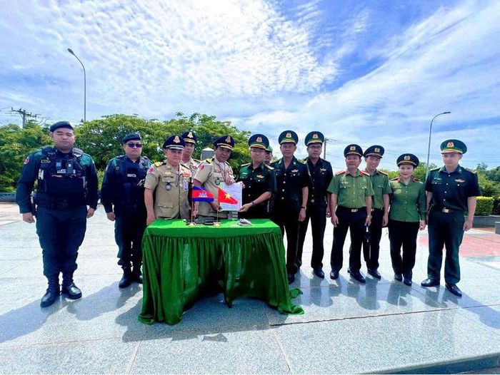 Đại diện Việt Nam và Campuchia thực hiện công tác bàn giao tại biên giới 2 nước