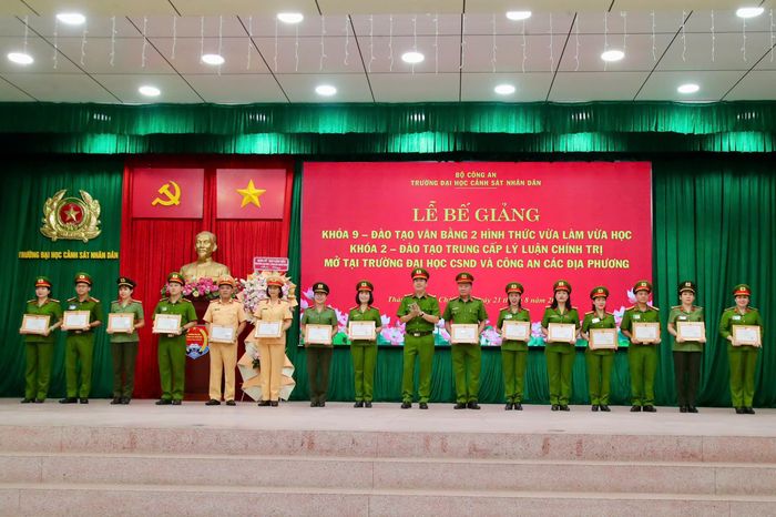 Đại tá Trần Thanh Hiển, Phó Hiệu trưởng Nhà trường trao khen thưởng cho các học viên xuất sắc
