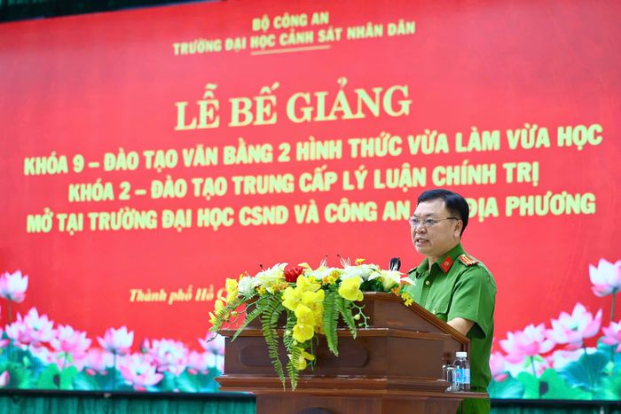 Trung tá Đỗ Việt Hùng bày tỏ lòng tri ân sâu sắc đối với các thầy cô và cán bộ nhà trường
