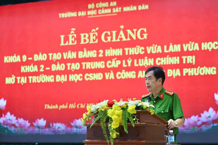 Đại tá, TS Trần Thanh Hiển - Phó Hiệu trưởng Trường Đại học CSND phát biểu tại buổi lễ