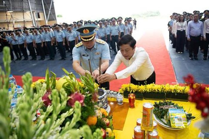 Các đại biểu dâng hương tưởng niệm và bày tỏ lòng biết ơn sâu sắc đối với các Anh hùng liệt sĩ