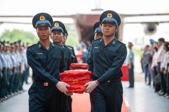 Các mẫu sinh phẩm hài cốt liệt sĩ được chuyển xuống máy bay 