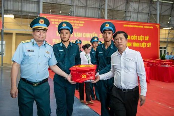 Ông Võ Văn Minh, Phó Bí thư Thành ủy, Chủ tịch HĐND TP.HCM cùng các đại biểu di chuyển các mẫu sinh phẩm hài cốt liệt sĩ đi giám định ADN