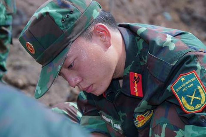 Những giọt mồ hôi lăn dài trên gương mặt những cán bộ, chiến sĩ đang miệt mài làm nhiệm vụ