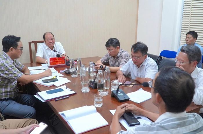 ...và Phó Chủ tịch UBND thành phố Huế Nguyễn Văn Mạnh tại buổi tiếp công dân định kỳ tháng 8.