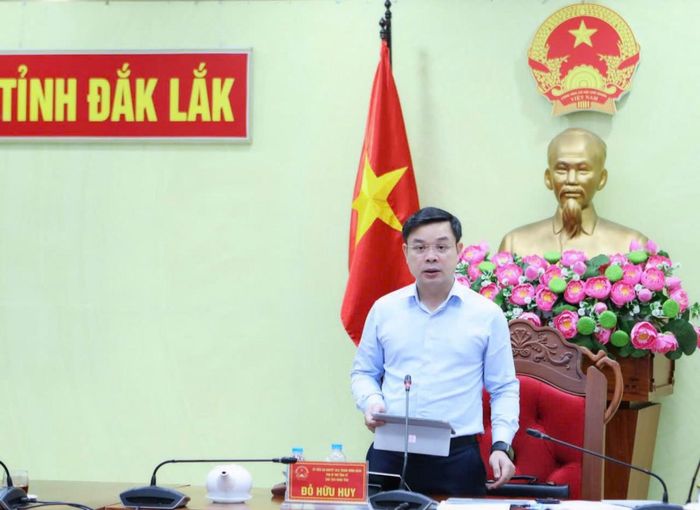  Ông Đỗ Hữu Huy - Ủy viên Dự khuyết Trung ương Đảng, Phó Bí thư Tỉnh ủy, Chủ tịch UBND tỉnh phát biểu tại cuộc họp. 