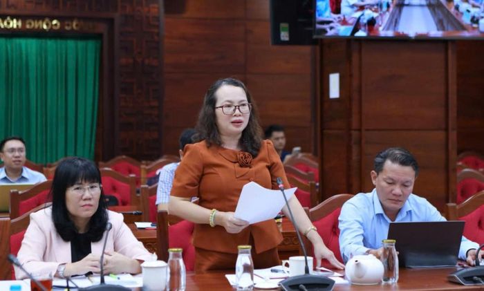  Bà Phạm Thị Ngọc Tuyết - Phó Chủ tịch Ủy ban Mặt trận Tổ quốc Việt Nam tỉnh phát biểu tại cuộc họp. 
