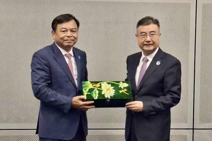 Thứ trưởng Nguyễn Hoàng Hiệp và Phó Tổng cục trưởng GACC Trương Bảo Phong chụp ảnh lưu niệm. Ảnh: CT.