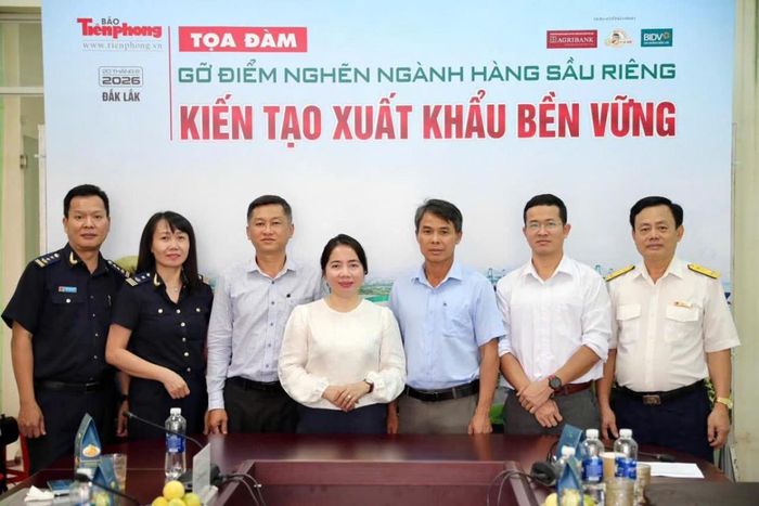 Các đại biểu chụp ảnh lưu niệm sau buổi tọa đàm tại Văn phòng đại diện Tây Nguyên.