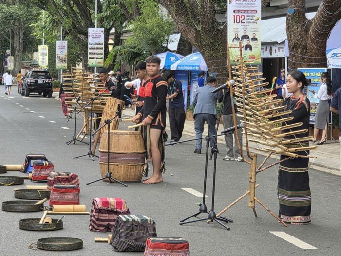  Nghệ nhân, diễn viên trình diễn nhạc cụ dân tộc trong không gian các hoạt động văn hóa tại Lễ hội Sầu riêng Đắk Lắk 2026.