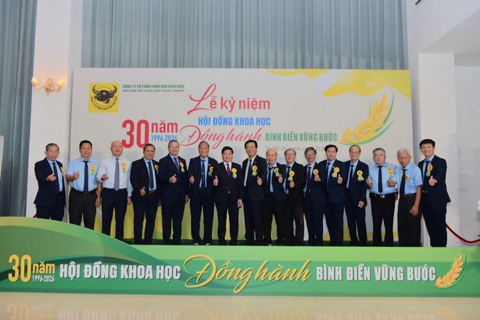 Các thành viên Hội đồng Khoa học Công ty CP Phân bón Bình Điền qua các thời kỳ chụp ảnh lưu niệm tại buổi lễ.