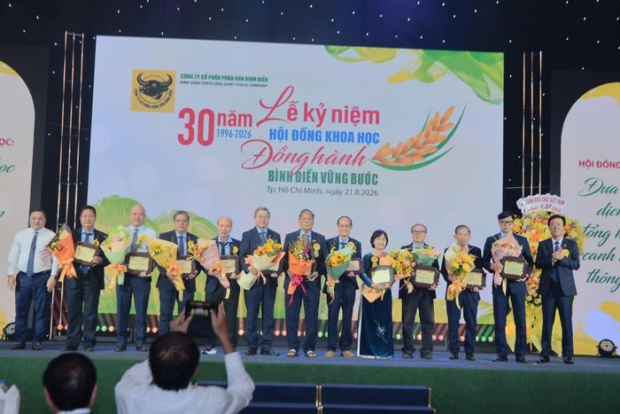 Công ty CP Phân bón Bình Điền trao biểu trưng tri ân các thành viên Hội đồng Khoa học đương nhiệm, những người tiếp tục tham gia nghiên cứu và tư vấn trong giai đoạn phát triển nông nghiệp xanh, chuyển đổi số.