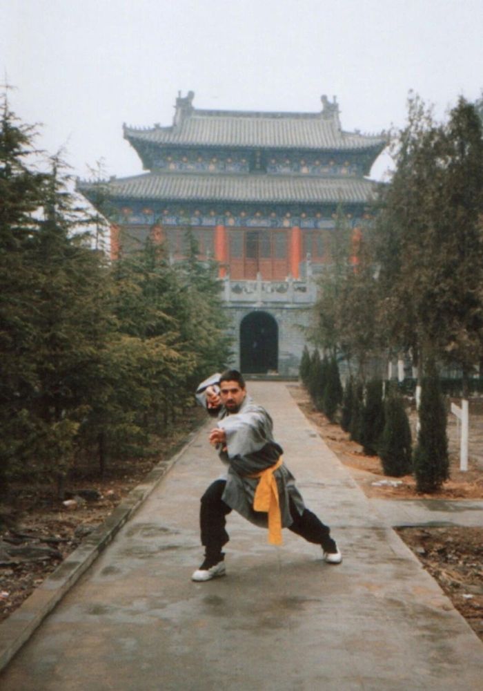 Kostas sang Trung Quốc học võ thuật