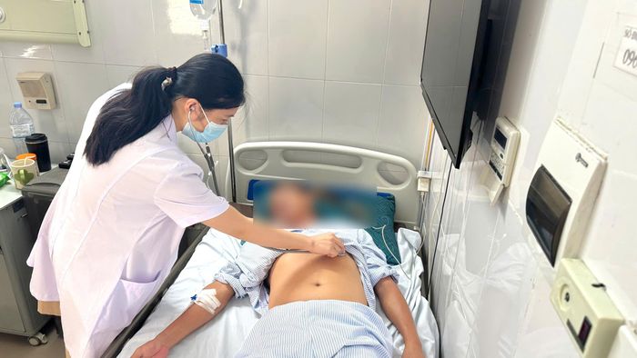 Người đàn ông suýt liệt tay chân vì nhầm hạ kali với hạ canxi. (Ảnh: BVCC)