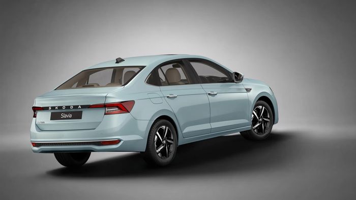Phần đuôi xe Skoda Slavia bản nâng cấp nổi bật với cụm đèn hậu LED đồ họa mới.