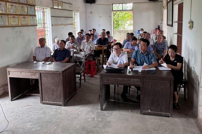 Anh Trần Xuân Toàn (áo xanh), Phó Bí thư Chi bộ, Trưởng Ban Công tác Mặt trận thôn Ngọc Lâm, tham dự buổi sinh hoạt, trao đổi công việc cùng cán bộ và người dân trong thôn.