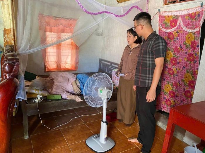 Từ những lần thăm hỏi, nắm bắt đời sống người dân, cán bộ trẻ Trần Xuân Toàn từng bước làm quen với trách nhiệm ở cơ sở.