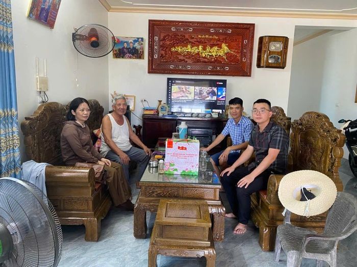 Anh Trần Xuân Toàn (ngoài cùng bên phải) trò chuyện, nắm bắt tâm tư của người dân sau sáp nhập.