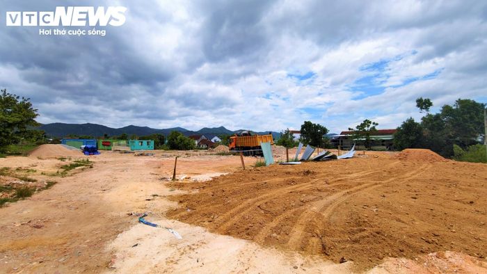 Tuy nhiên, theo ghi nhận thực tế hiện trạng của PV Báo Điện tử VTC News, dự án chưa hoàn thành đưa vào hoạt động theo tiến độ được duyệt. Sau 5 năm dự án mới chỉ dừng lại ở khâu san lấp mặt bằng và đào các hố móng, gây lãng phí nguồn lực đất đai.