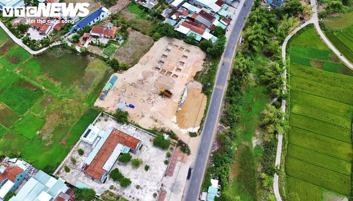 Dự án có tổng vốn đầu tư 6 tỷ đồng trên diện tích 3.972 m² (trong đó có 1.174 m² nằm trong hành lang quốc lộ 19C). Theo kế hoạch ban đầu, công trình phải đưa vào hoạt động từ quý IV/2020 nhưng sau đó lại được gia hạn đến quý II/2023. 
