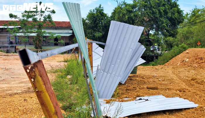 Trong nhiều năm không hề có rào chắn bảo vệ dự án mà chỉ là một đoạn những tấm tôn tạm bợ, bị gió mưa quật đổ, móp méo và rách nát.