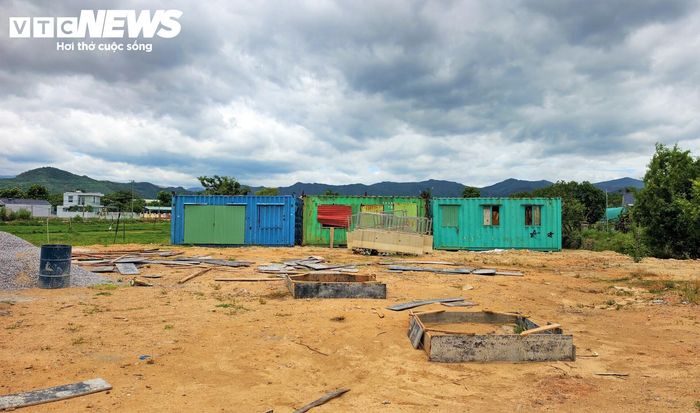 Bên trong dự án rộng gần 4.000 m², dấu hiệu thi công hiện đã ngưng trệ, chỉ ngổn ngang các hạng mục phụ trợ, phục vụ cho dự án chính.