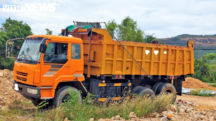 Phương tiện thi công dự án cũng nằm bất động, sự bỏ hoang lâu ngày bên cạnh tuyến quốc lộ huyết mạch 19C, khu hành chính của xã Tuy Phước Tây và cộng đồng dân cư.
