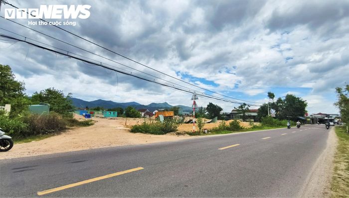 Theo bà Nguyễn Thị Hồng Trà, Giám đốc Công ty TNHH Giáo dục Thương mại Tấn Lợi (chủ đầu tư dự án), công ty xác định nguyên nhân chủ yếu dẫn đến việc chậm triển khai dự án vì gặp khó khăn thủ tục pháp lý, vẫn chưa hoàn thiện thủ tục đấu nối hạ tầng kỹ thuật tạm thời vào quốc lộ 19C (phía Đông dự án) và đường địa phương (phía Tây dự án) để làm đường công vụ phục vụ vận chuyển vật liệu, thiết bị thi công xây dựng công trình đã được quy định. Công ty sẽ phấn đầu hoàn thành dự án và đưa vào hoạt động trong Quý IV năm 2026